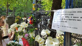 Cveće i sveće ispred škole